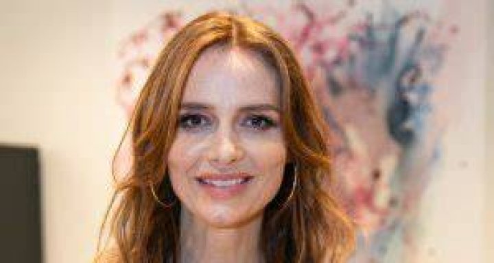 Saffron Burrows Bra Size, Age, Weight, Height, Measurements