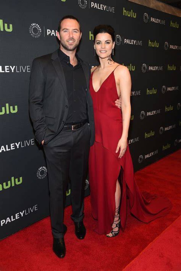 Sullivan Stapleton Net Worth